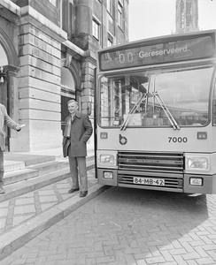 884703 Afbeelding van een kleine stadsbus (een midibus, WN-7000) van vervoersbedrijf westnederland, tijdens een ...